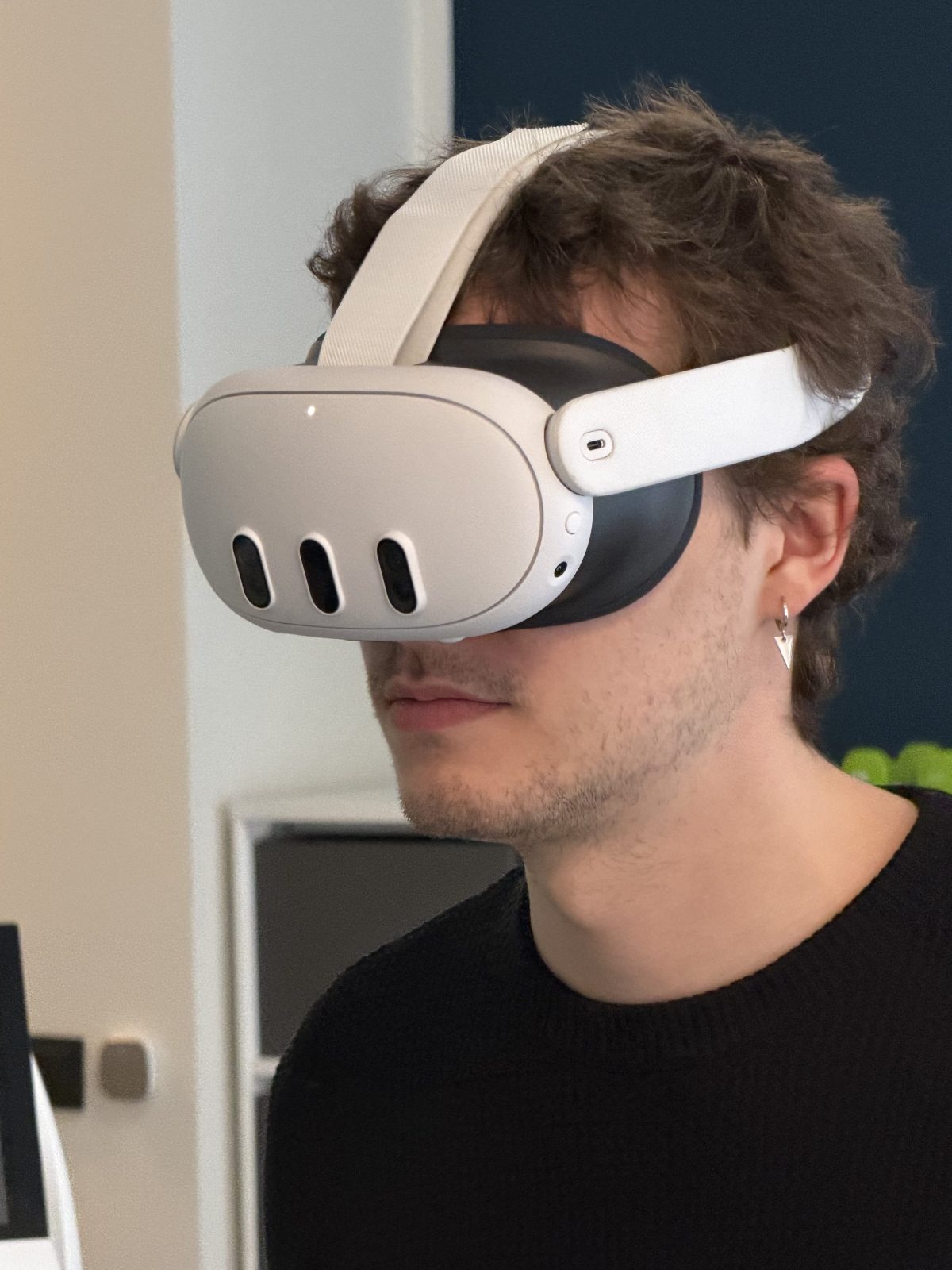 Eine Person trägt eine VR-Brille im Therapieraum.